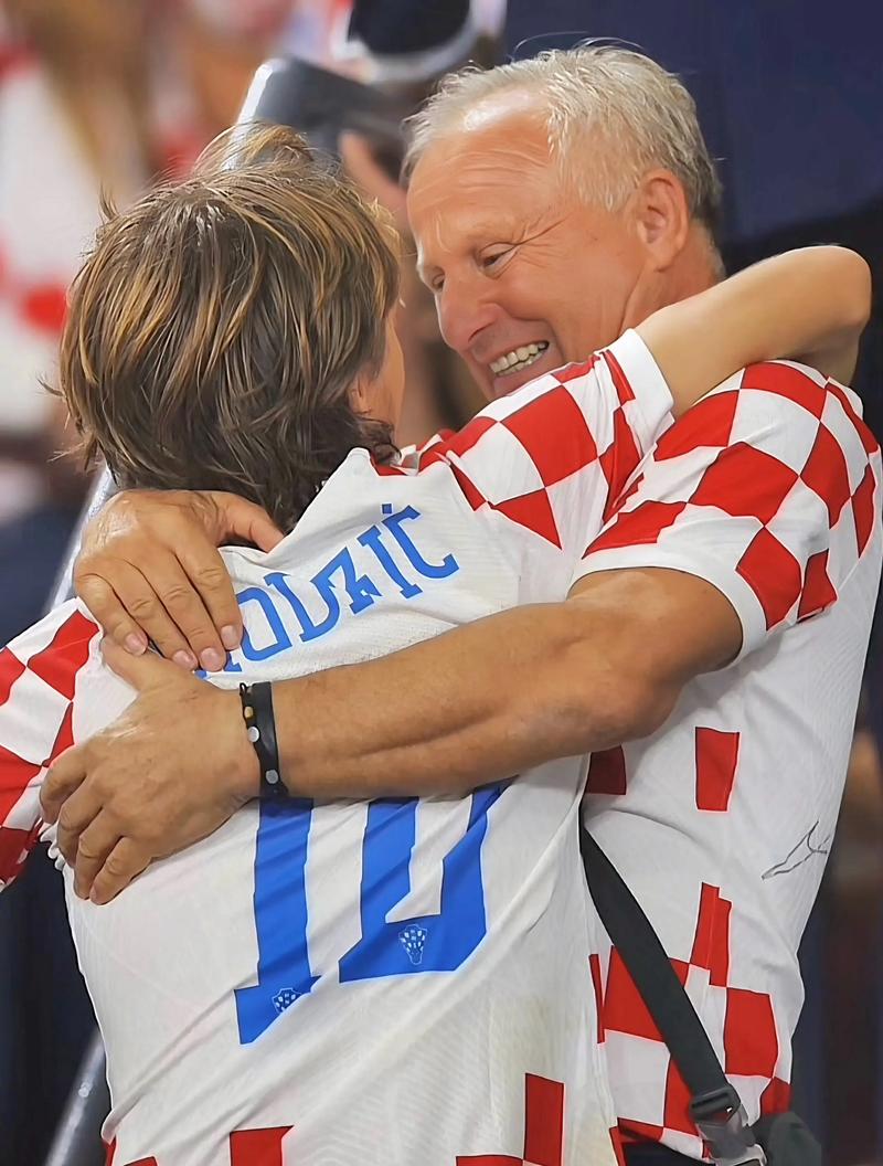 珀斯光荣vs西悉尼流浪者首发：巴巴洛塞斯领衔！塔加特、库尔在列